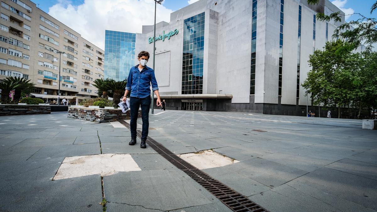 El concejal de Vías y Obras, Carlos Urueña, muestra los hundimientos en el pavimento de la plaza Conquistadores.