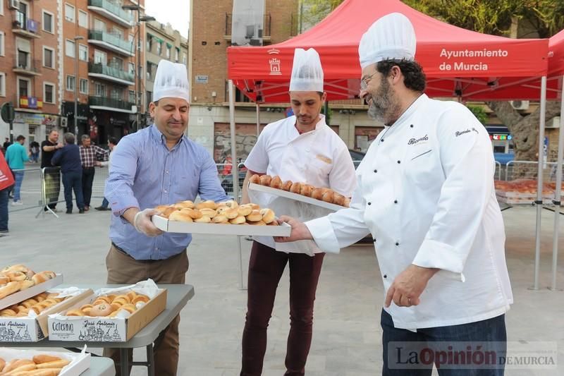 Reparto de monas en la Plaza de San Agustín de Murcia