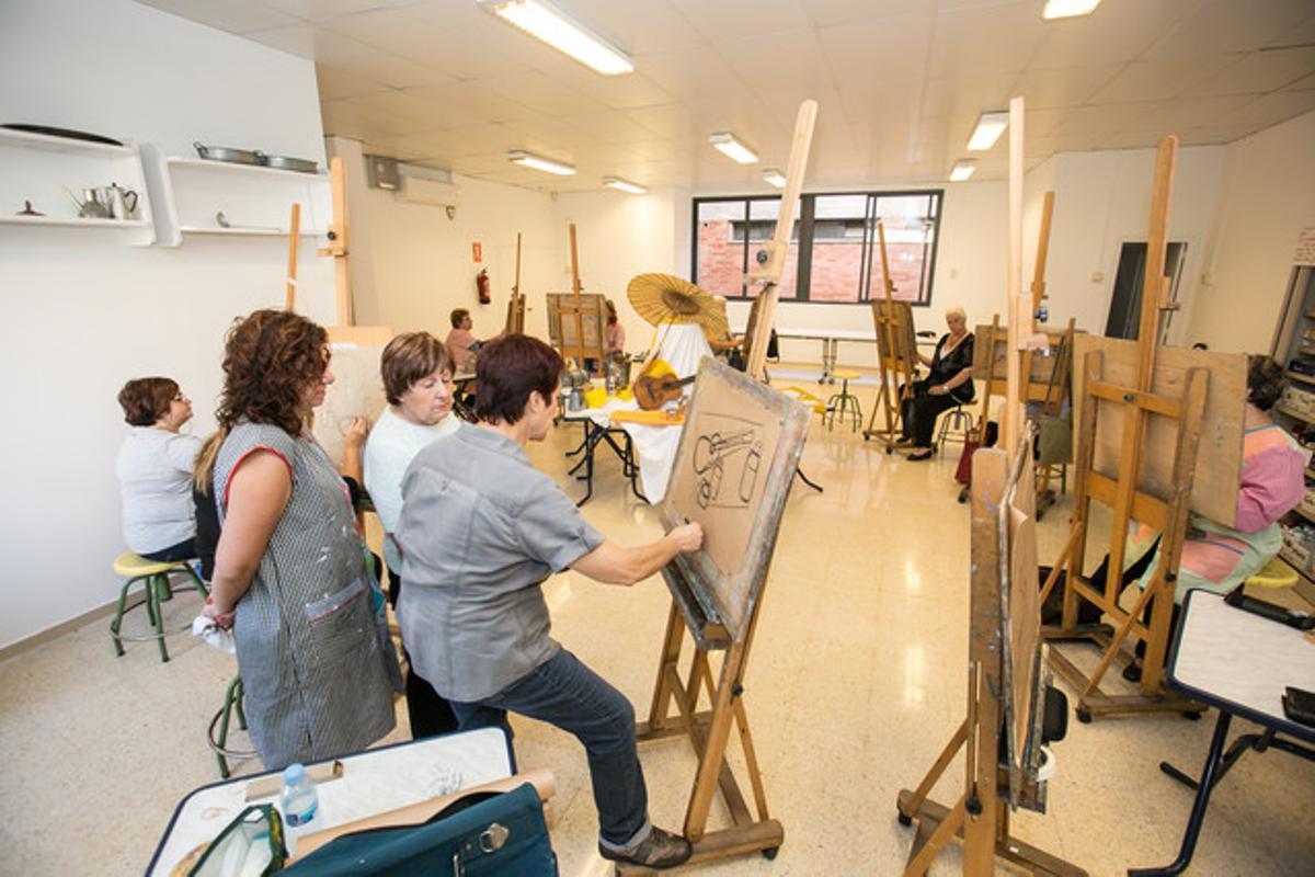 Clase de artes plásticas en el Ateneu de les Arts de Viladecans