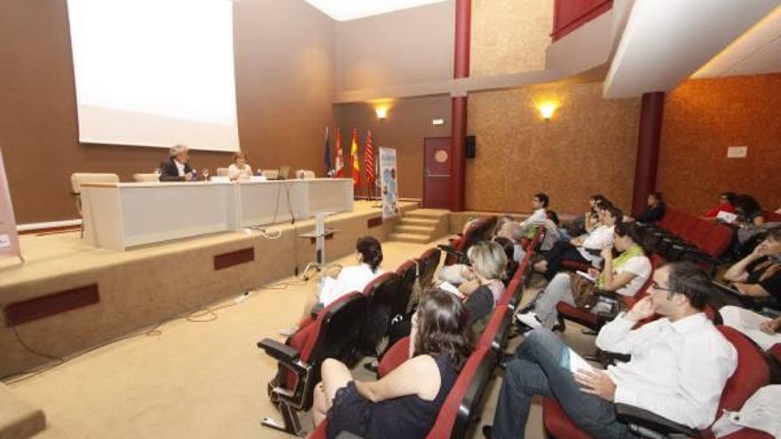 Asistentes a la jornada en el salón de actos del centro de salud Santa Elena.