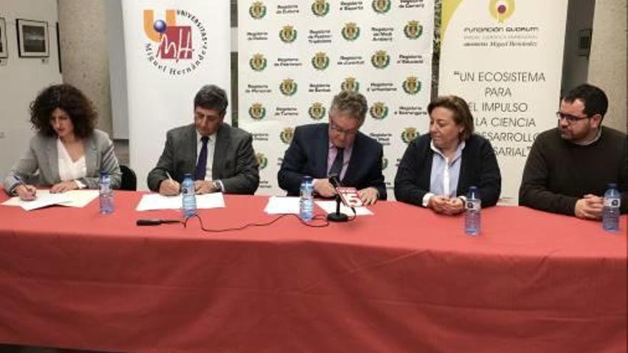 Momento de la firma del convenio entre el Ayuntamiento y la UMH.