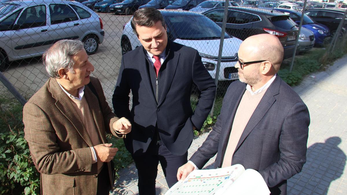 Juan Gregorio Ramírez, José María Bellido y Bernardo Jordano, junto al aparcamiento de Valdeolleros.