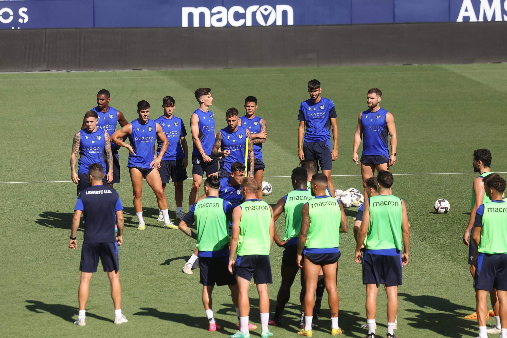 Ambiente de Primera en el entrenamiento a puertas abiertas