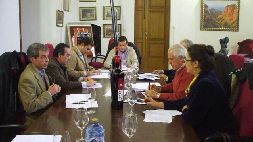 Eduardo Casas (segundo por la izquierda), durante una sesión plenaria del Consejo Regulador.