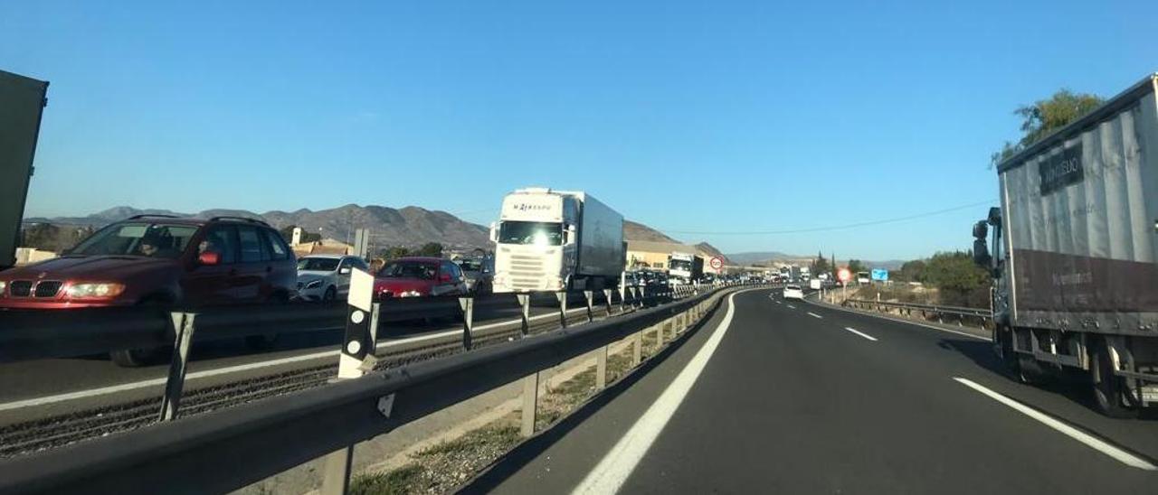 Las colas de esta mañana en dirección Madrid-Alicante entre los términos de Novelda y Monforte del Cid.