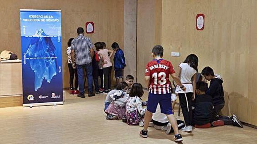 Los participantes se dividieron en grupos para aprender sobre igualdad de género.