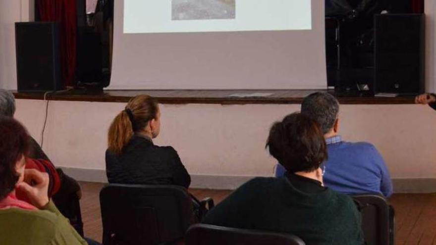 Una de las reuniones sobre compostaje orgánico organizadas por el Cocello de Tomiño. // C.T./ J. V.