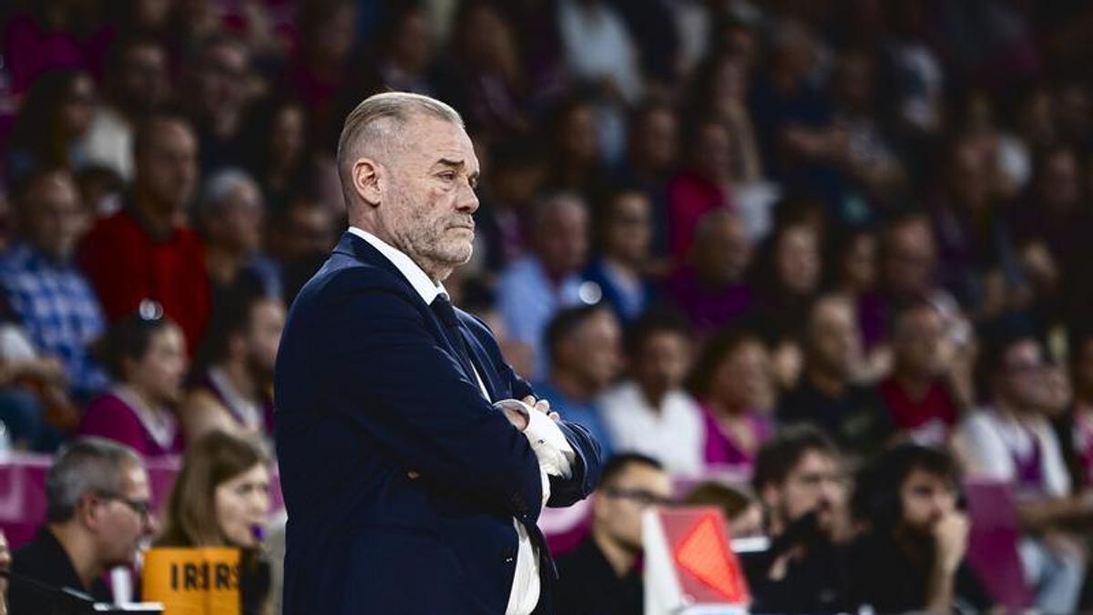 Néstor 'Che' García contempla con gesto serio el juego de su equipo ante el Lleida.