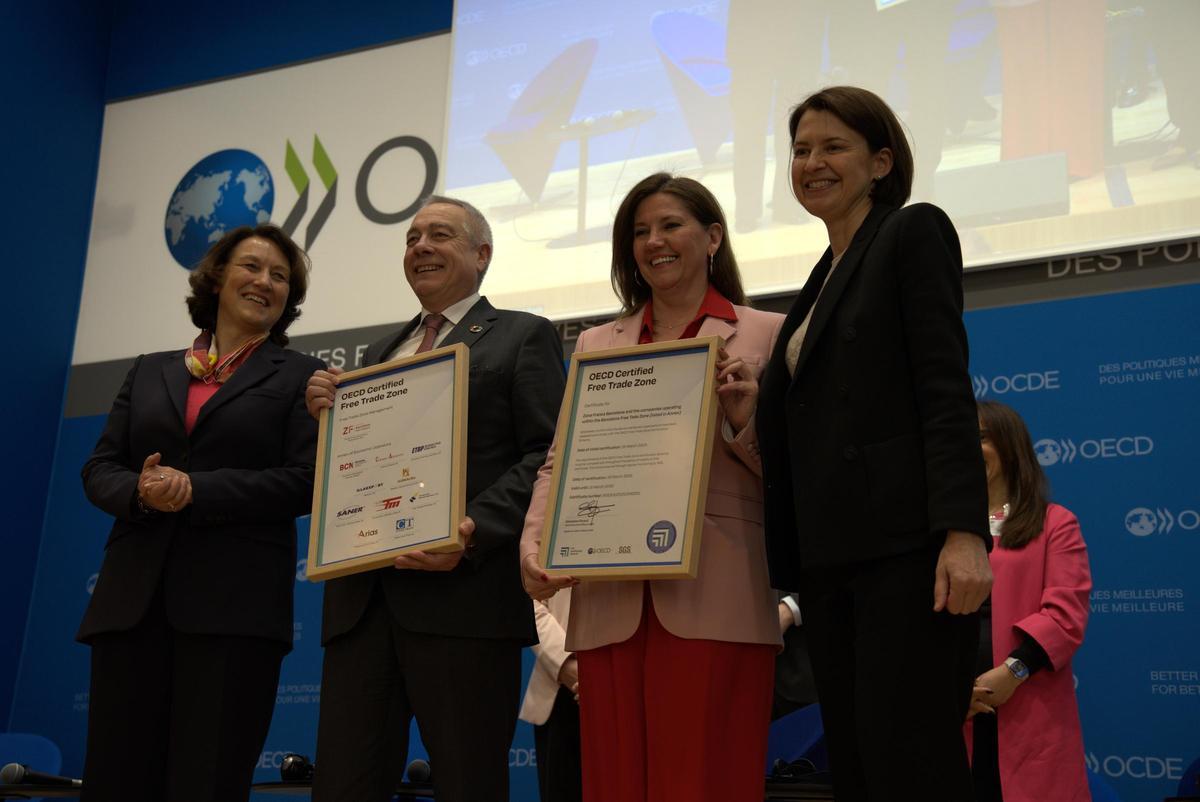 Fotografía de las autoridades en el momento de la certificación