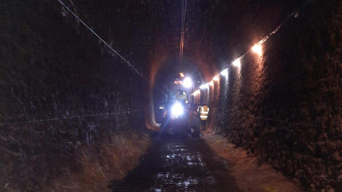El Tren de Sóller renueva las vías en el túnel que atraviesa la Serra d’Alfàbia