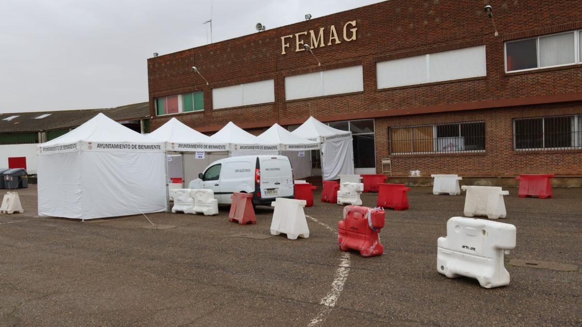 Carpas para realizar las pruebas sin que los afectados salgan del vehículos en la explanada del recinto ferial.