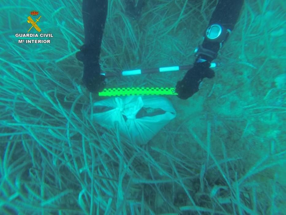 Hallan dos nuevos paquetes con restos humanos y objetos de brujería sumergidos en Calp