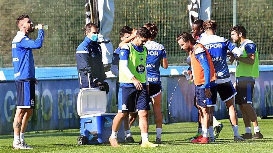 Granero (izda.), Héctor, de naranja, y Salva (dcha.), ayer.