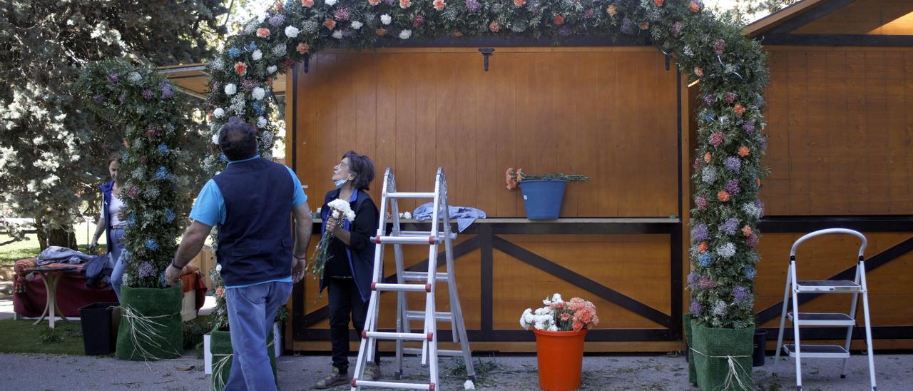 Los floristas, este miércoles preparando las casetas en las que venderán sus productos.