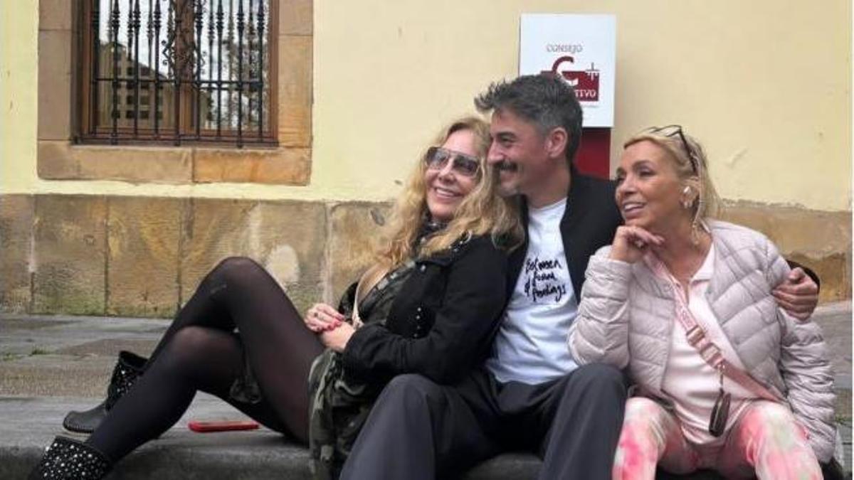 Por la izquierda, Belén Rodríguez, Diegos Reinares y Carmen Borrego, en Cimavilla.