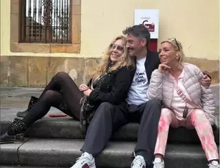 Carmen Borrego y Belén Rodríguez, de vacaciones por Gijón: desde Cimavilla a fotografiarse con Jovellanos