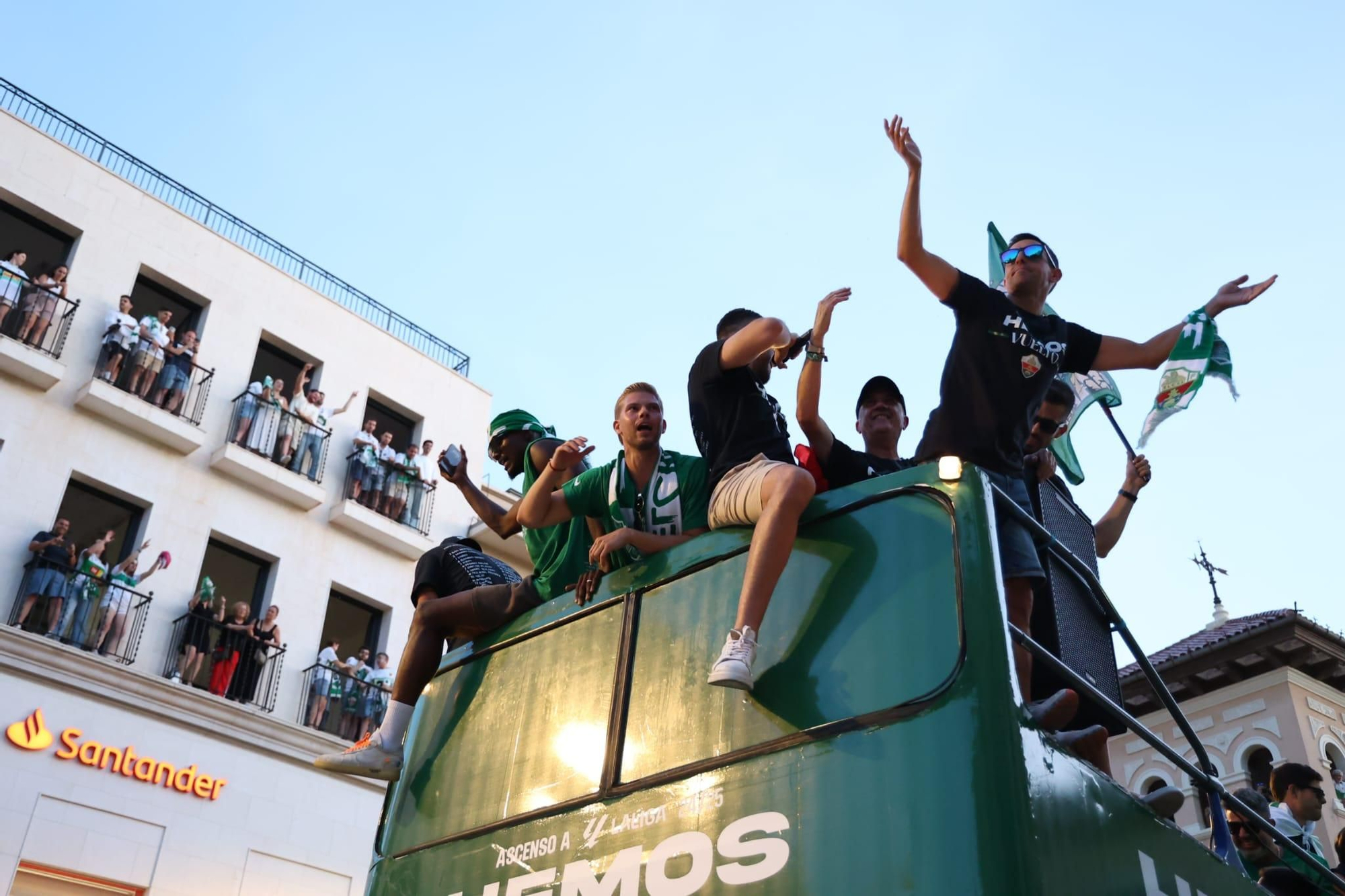 El Elche CF celebra el ascenso a Primera con una rúa en autobús hasta la Plaça de Baix