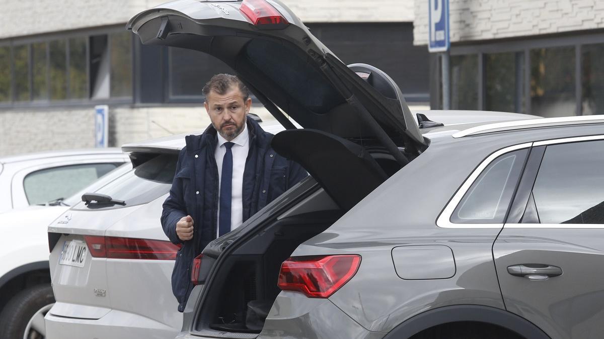 El concejal de Cs David Dorado, junto a su coche, tras dejar la delegación de Infraestructuras del Ayuntamiento de Córdoba.