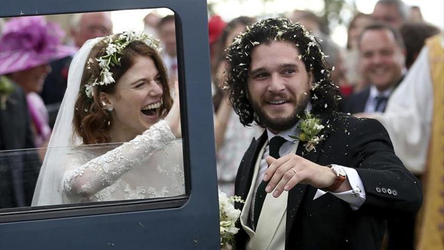 Boda en el trono entre amigos