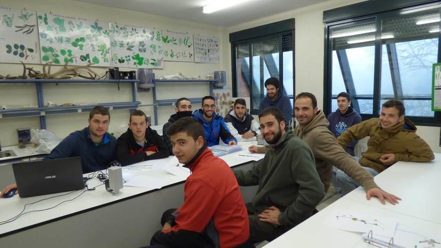 Los alumnos de segundo curso del ciclo superior de Gestión Forestal y del Medio Natural y del ciclo medio de Aprovechamiento y Conservación del Medio Natural, en clase.