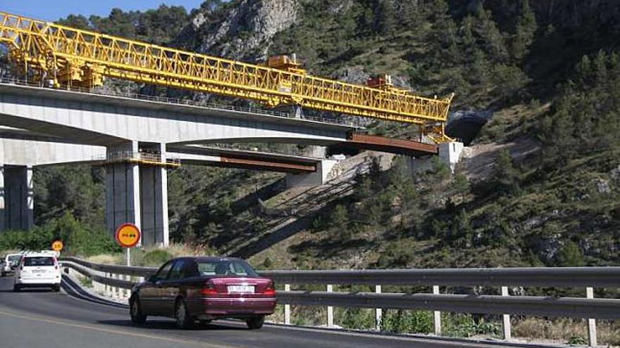 Una viga metálica ha completado el segundo puente.