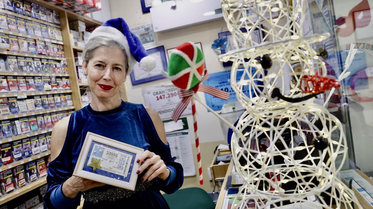 Pilar Pérez, lotera de Oviedo, preparada para el sorteo de Navidad.