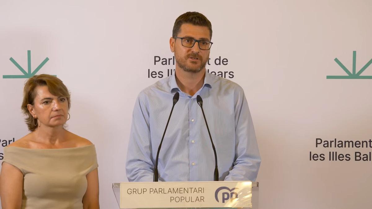 VÍDEO | El PP protege a Le Senne tras destrozar la foto de Aurora Picornell y se conforma con el perdón