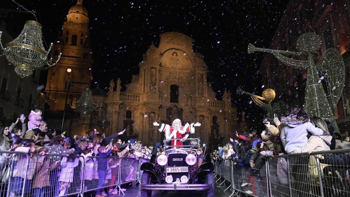 Todas las imágenes de la llegada de Papá Noel a la Plaza del Cardenal Belluga