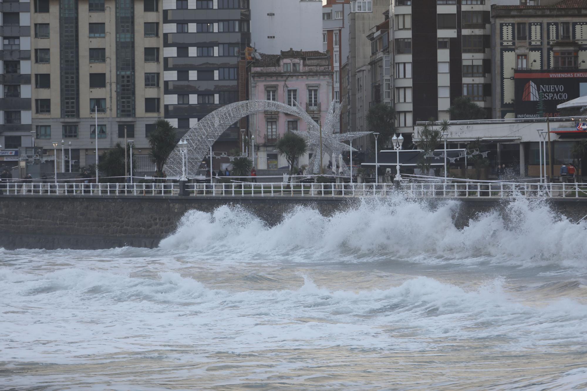 Termporal de oleaje en Asturias, así batían las olas en el muro de San Lorenzo en Gijón