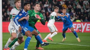Iñaki Peña espera el lanzamiento de un córner en el partido del Elche ante el Madrid, este domingo. 