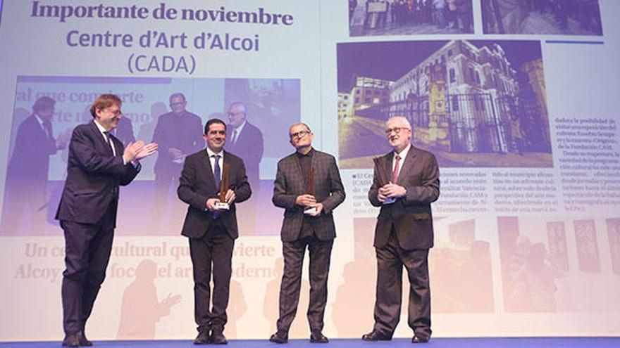 El presidente de la Generalitat, Ximo Puig, aplaude al alcalde de Alcoy, Antonio Francés, al director del IVAM, José Miguel Cortés, y al presidente de la Fundación CAM, Luis Boyer.