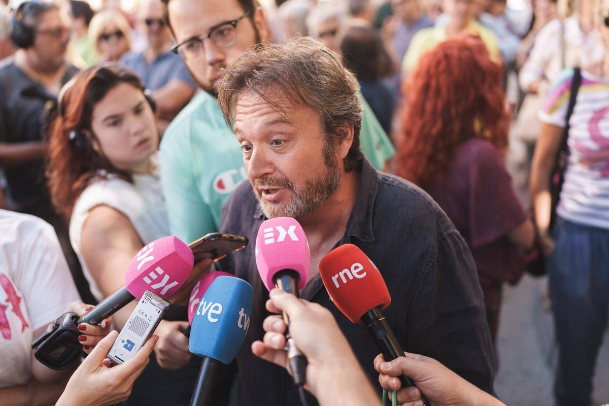 Fotogalería | Mérida arropa a Juan Carlos Nieto, el funcionario del SEPE expedientado por atender sin cita previa Fotogalería | Mérida arropa a Juan Carlos Nieto, el funcionario del SEPE expedientado por atender sin cita previa