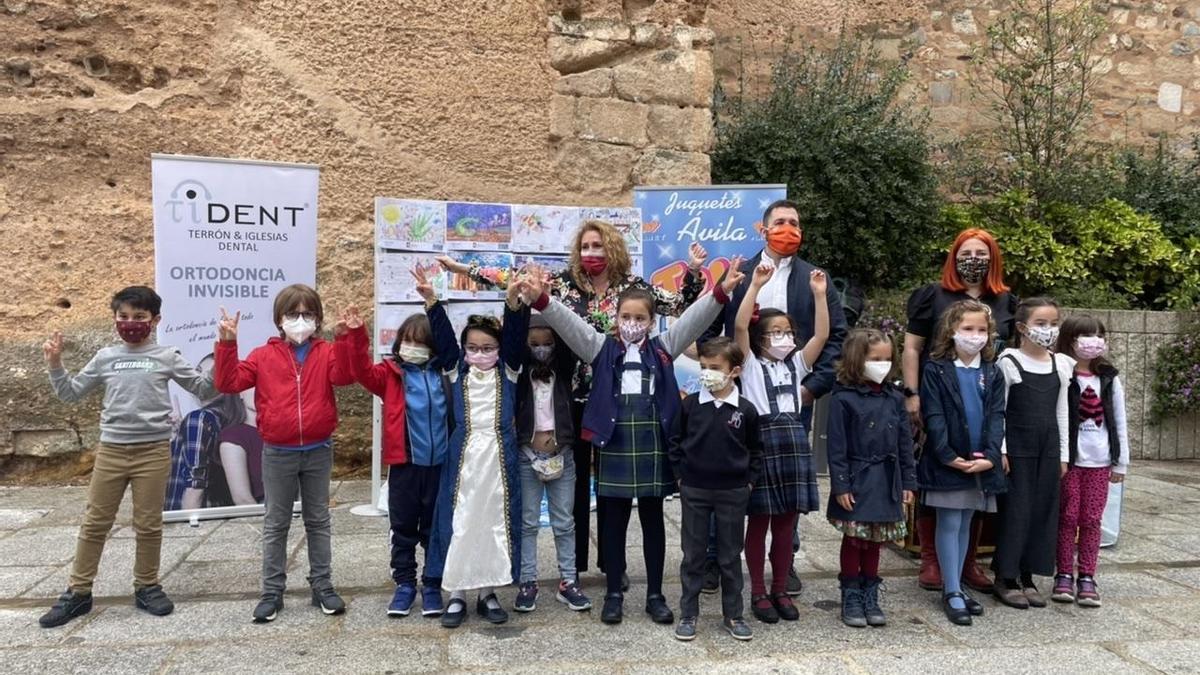 Fotografía de familia de los ganadores del concurso de dibujo de San Jorge, este jueves.