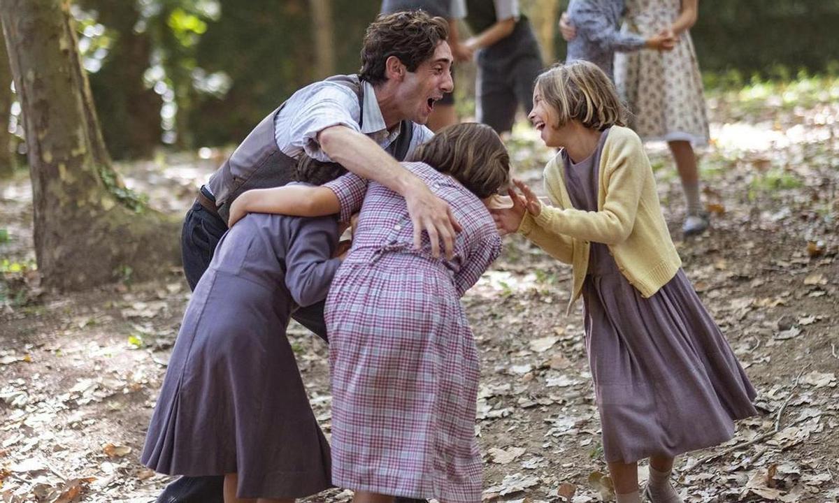 El actor Enric Auquer, rodeado de niños, en un fotograma de 'El maestro que prometió el mar'.