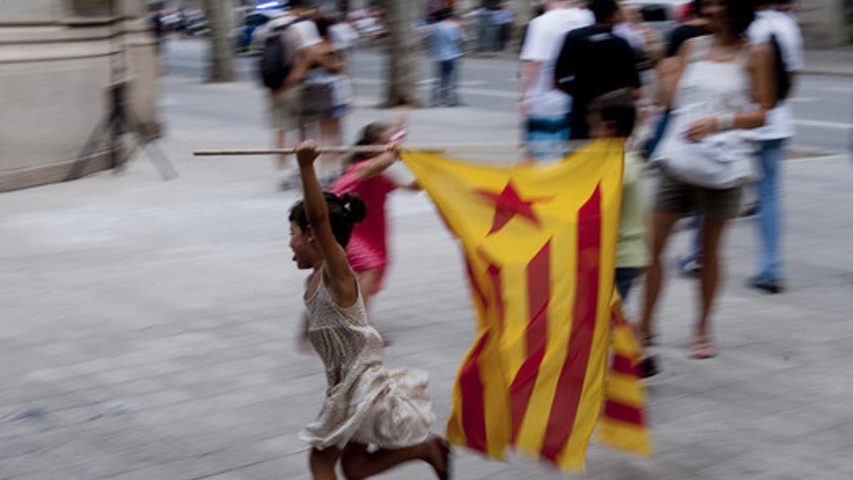 Imagen de una niña jugando con una bandera independentista el día de la manifestación del 'Onze de setembre'