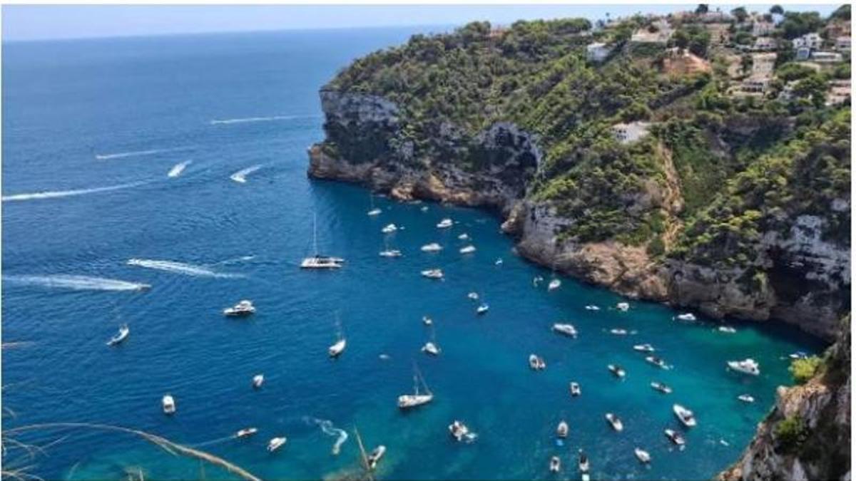 El recodo del Cap Negre de Xàbia, repleto de embarcaciones.