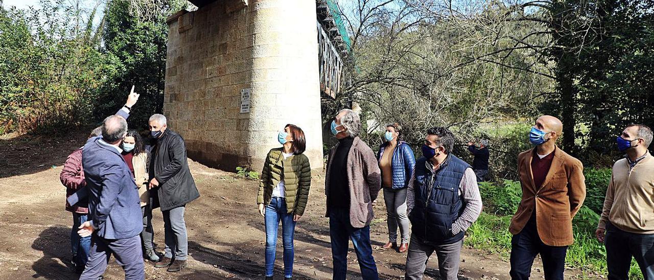 Visita institucional ayer a la senda, a la altura del puente de hierro entre Caldas y Portas.   | // CEDIDA