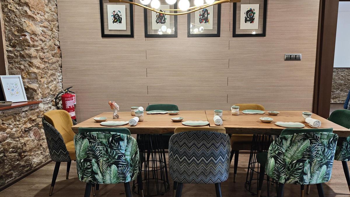 Una mesa de El Terrat, con obras de Miró en la pared.
