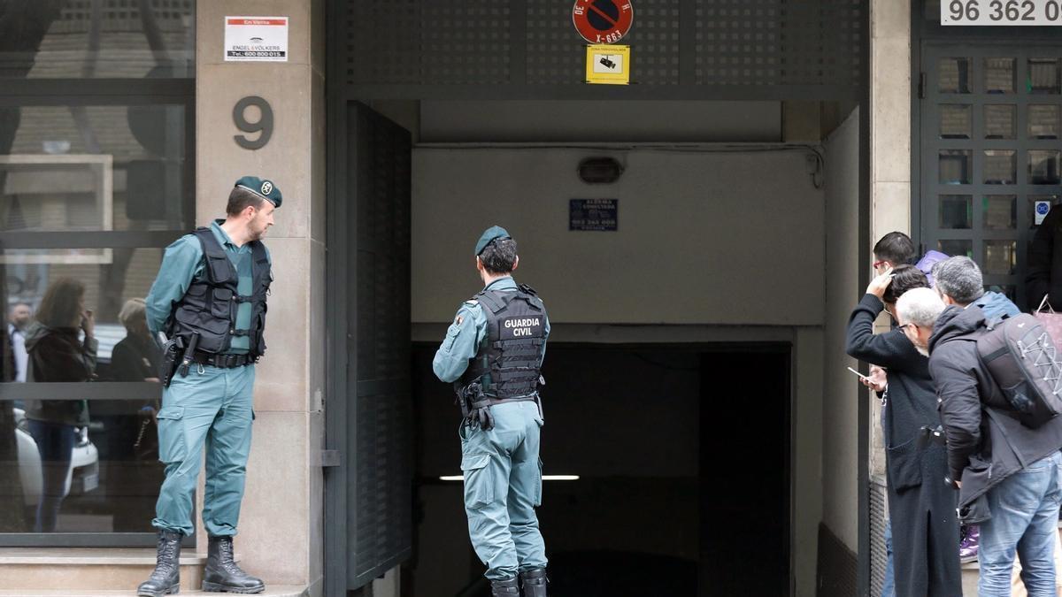 Agentes de la Guardia Civil y periodistas observan la salida de un garaje durante una de las operaciones policiales realizadas en el caso Azud.