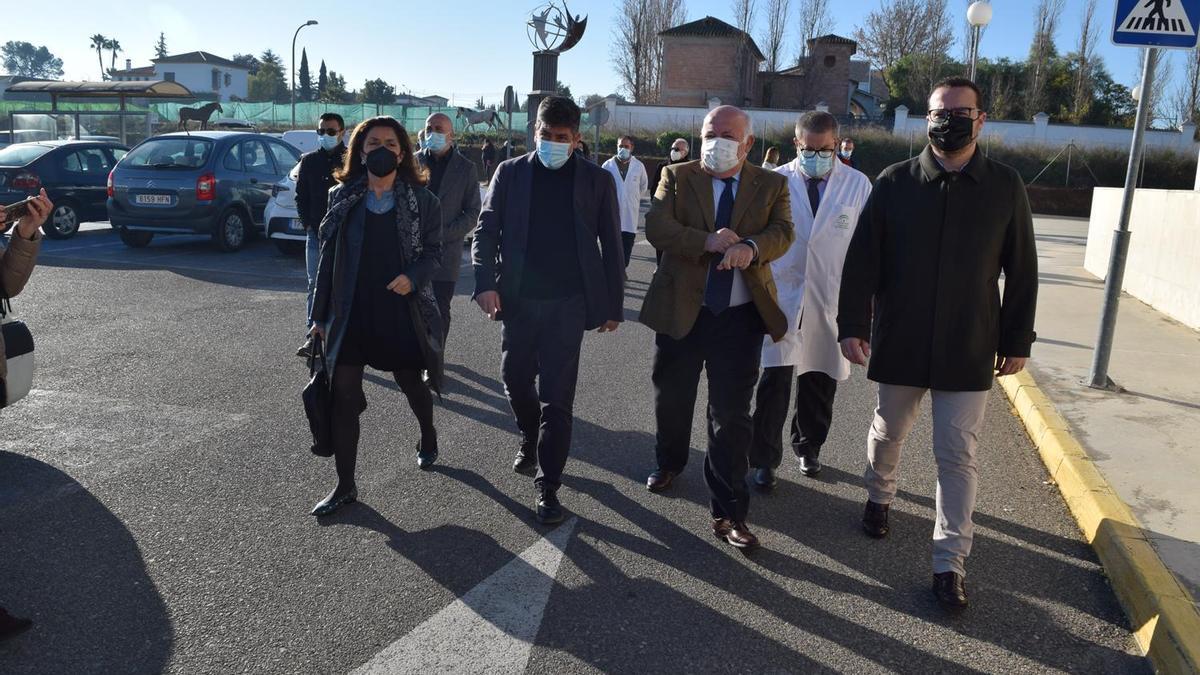 El consejero llega al hospital acompañado por la delegada de Salud, el alcalde de Montilla y responsables del Área Sanitaria.