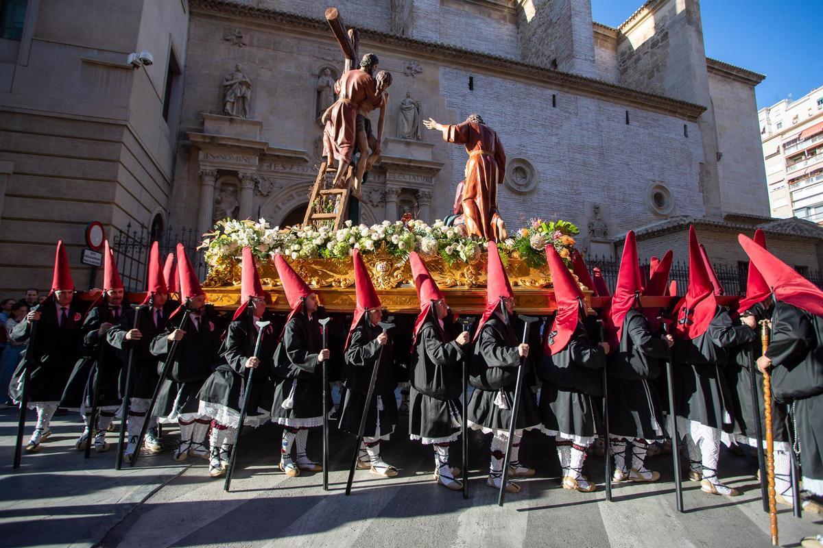 Las imágenes de las procesiones de Viernes Santo por la tarde en Murcia ...