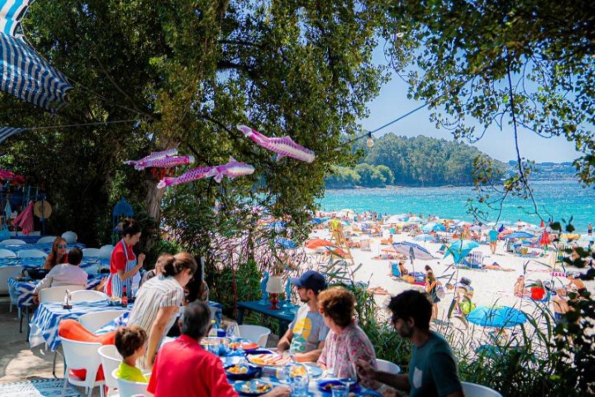 Las comarcas de O Salnés y Pontevedra están a rebosar, y sus playas son una de las razones.