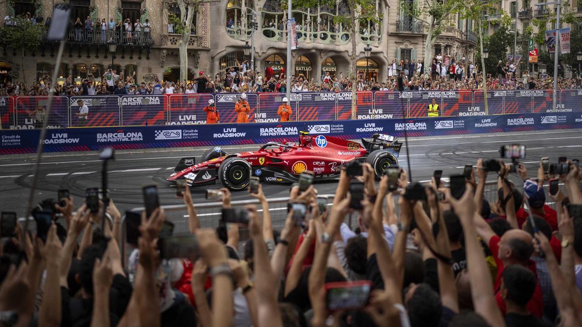 El Ferrari de Carlos Sainz durante la exhibición en el Passeig de Gracia, en el centro de Barcelona.