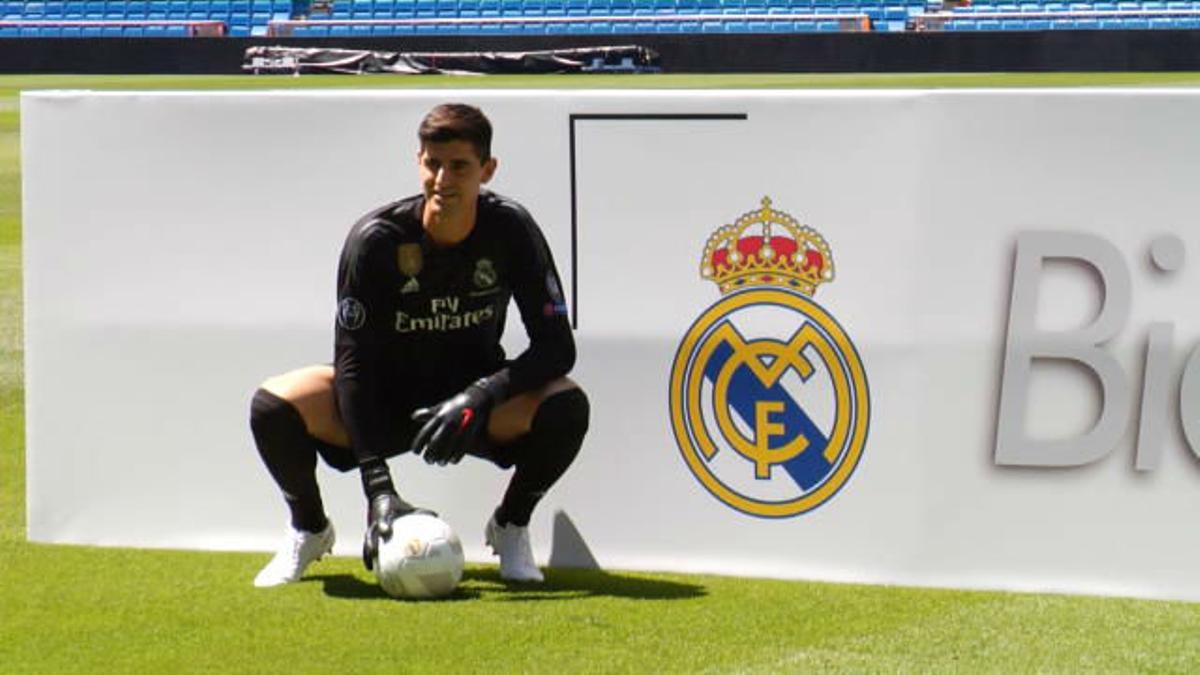 Courtois besa el escudo del Real Madrid en el Bernabeu