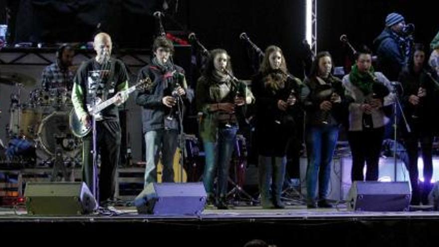 El cantante, Jesús H. Cifuentes, en un momento de los ensayos previos al concierto con los miembros del grupo de gaitas «Teixo-Manolo Quirós».