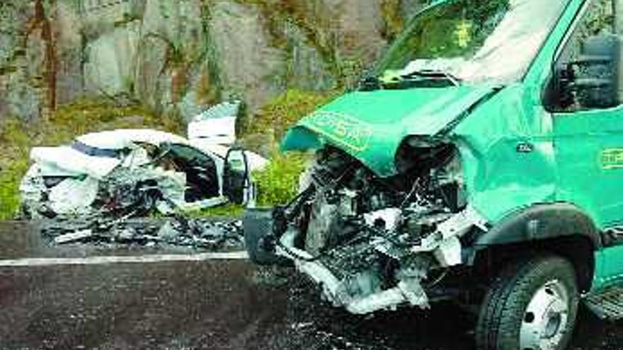 Accidente registrado ayer en Cotobade. / gustavo Santos