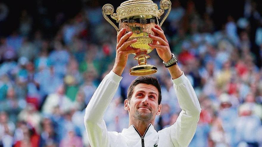 Djokovic levanta el trofeo de la edición de 2019. // Reuters