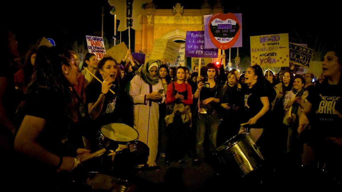 Miles de mujeres se manifiestan en Barcelona por el 8M | FOTOS