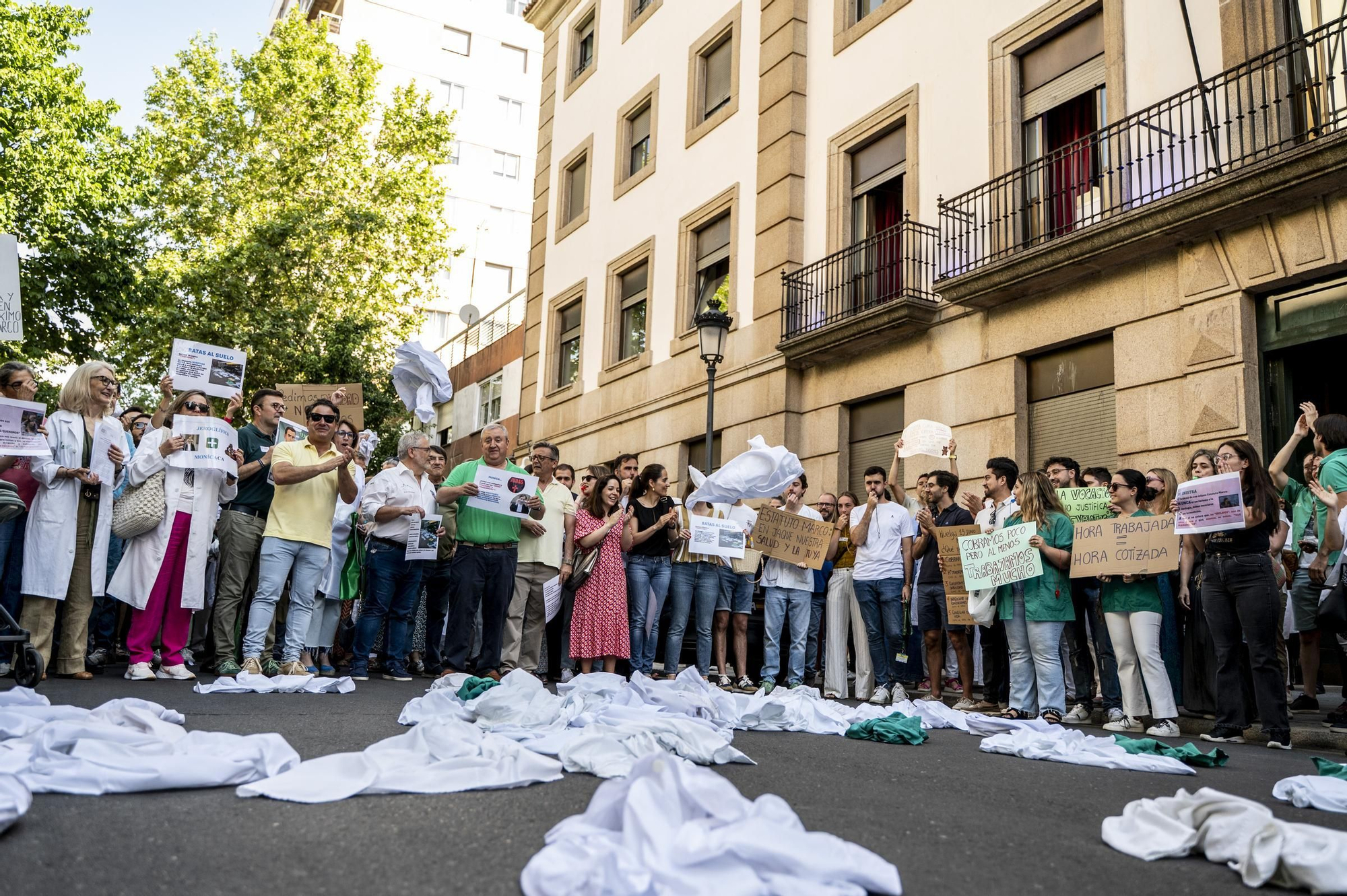 Las imágenes de la protesta de médicos en Cáceres