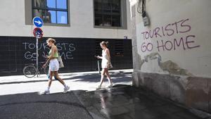 Pintadas contra los turistas en Gràcia el día de inicio de la fiesta mayor 2023